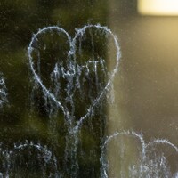 Des messages écrits à la craie sur une fenêtre et pour personnes âgées au foyer Tabor à Abbotsford, en Colombie-Britannique, le jeudi 1er avril 2021.