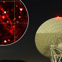 Le radiotélescope de Sardaigne avec en encadré la carte d'Andromède.