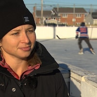 Anne-Sophie Bettez, une hockeyeuse professionnelle, près d'une patinoire extérieure à Sept-Îles.