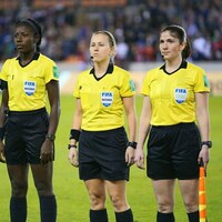 L'arbitre fransaskoise Chantal Boudreau (à l'extrême droite) lors d'un match de soccer de la FIFA.