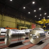 Des rouleaux d’acier galvanisé entreposé dans une usine.