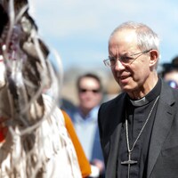 L'archevêque de Canterbury, Justin Welby, sur la nation crie James Smith, en Saskatchewan, au printemps 2022.