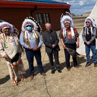 Croix au cou, Justin Welby est entouré de membres d'une communauté autochtone.