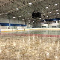 Une patinoire sans glace dans un aréna.