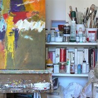 Toile, peinture et pinceaux dans un atelier d'artiste.