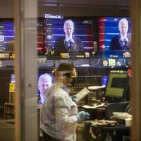 Joe Biden apparaît sur des téléviseurs dans une boutique d'équipement électronique, à Vancouver.