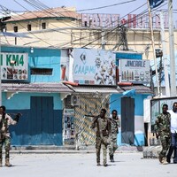 Des agents de sécurité patrouillent près du lieu des explosions à Mogadiscio, le 20 août 2022.