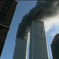 Avion qui fonce dans la deuxième tour jumelle du World Trade Center alors que la deuxième est en flammes.