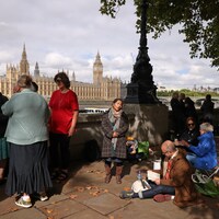 Des gens font la queue pour se recueillir devant le cercueil de la reine Élisabeth II, qui sera exposé à Westminster Hall mercredi à compter de 17 h (heure locale). 