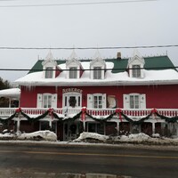 L'auberge est un bâtiment entouré d'une galerie, et surmonté de 4 lucarnes.