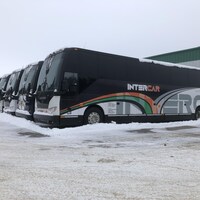 Des autobus d'Intercar stationnés.
