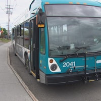 L'autobus 2041 est immobilisé le long d'un trottoir.