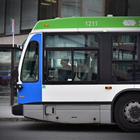 Un autobus de la Société de transport de l'Outaouais.