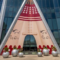 La tour Bow, un gratte-ciel de Calgary, est décorée d'un tipi.