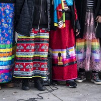 Des jupes colorées.