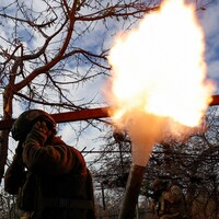 Un militaire fait exploser un mortier.