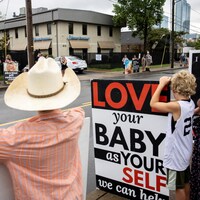 Des manifestants anti-avortement devant un centre de « planification familiale ».