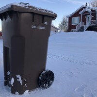 Un bac de compost près d'une rue de Rouyn-Noranda.