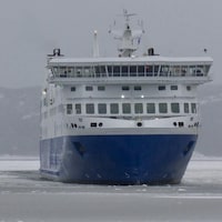 Le navire sur le fleuve en hiver.
