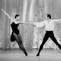 Karen Kain et Robert Conn dansent dans la production « Danser pour la vie » en 1995.