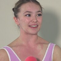 La danseuse Emma Ouellet discute de la pièce Emma Bovary, une adaptation de l'œuvre de Gustave Flaubert qui explore la psychologie du personnage principal. Le ballet est présenté en première mondiale au Four Seasons Centre for the Performing Arts de Toronto jusqu’au 18 novembre.