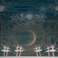 Une scène du ballet Casse-Noisette avec douze danseuses en tutu.