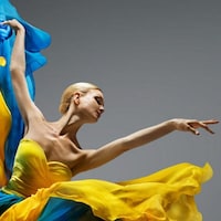 Une danseuse en action habillée d'une tenue aux couleurs du drapeau ukrainien.