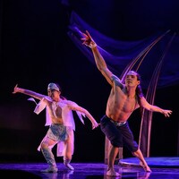 Un danseur et une danseuse autochtone professionnelle de ballet sur une estrade dansent. 