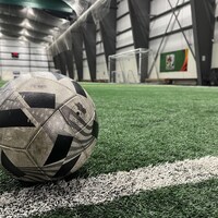 Un ballon de soccer est placé sur le terrain artificielle du complex de soccer Norton Diamond situé à Stratford.