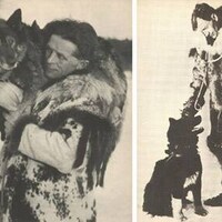 Deux photographies en noir et blanc montrant chacune un homme vêtu de fourrure. Un homme porte un chien sur l'épaule droite, l'autre flatte un chien à ses pieds.