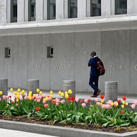 Un homme passe devant le siège de la Banque mondiale à Washington, DC.