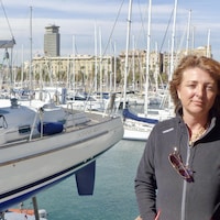 Mònica Xufré devant la marina de Barcelone.