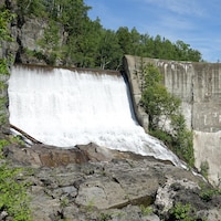 Le barrage François-Jean, vu d'en bas.