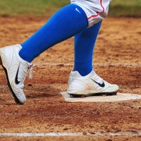 Un joueur de baseball marche sur le marbre pendant un match. 