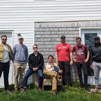 Le groupe acadien Beauxmont devant une grange.