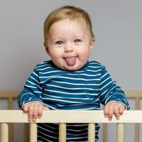 Un bébé tire la langue.