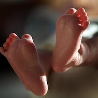 Une paire de pieds de bébé naissant.