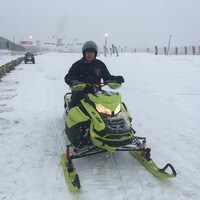 Un bénévole en motoneige