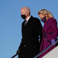 Joe Biden et sa femme descendent de l'avion. 