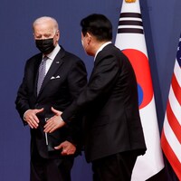 Joe Biden et Yoon Suk-yeol se serrent la main lors d'une conférence de presse.