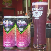 La bière spéciale Flo Mingo’s Sparkle Motion Majestic Milkshake IPA de Rebellion Brewing à Regina, en Saskatchewan.