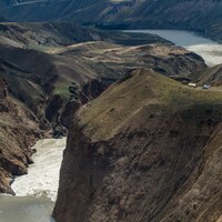 Le fleuve Fraser dans un canyon à la hauteur de Big Bar.