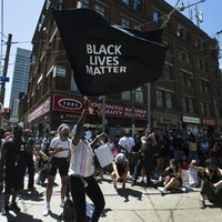 Des manifestants dans la rue.