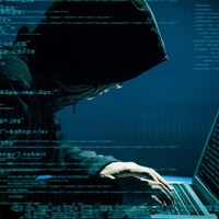 Un pirate informatique utilise un ordinateur. 