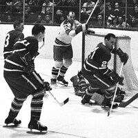 Bobby Baun (no 21) des Maple Leafs de Toronto lors d'un match, en 1966.