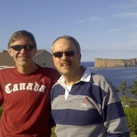Deux hommes avec des lunette de soleil en Gaspésie. 