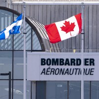 Des drapeaux du Canada et du Québec flottent devant une usine de Bombardier à Montréal.