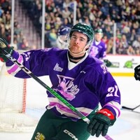 Braeden MacPhee, des Mooseheads d'Halifax, vient tout juste de marquer un but.
