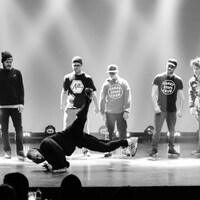 Du breakdancing sur une scène.