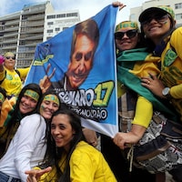 Des partisanes du candidat d'extrême droite à la présidentielle brésilienne Jair Bolsonaro lors d'une manifestation à Rio de Janeiro 